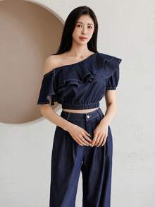 DAZY Set Atasan Crop Top Berkerah Asimetris Berkerut dan Celana Jeans Wanita, Warna Biru Tua, Elegan untuk Kencan Musim Panas - Dark Wash - View 3