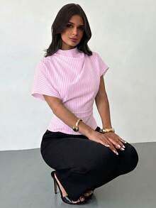 Firerie Kemeja Wanita Musim Panas dengan Kerah Berkerut, Lengan Asimetris, dan Detail Kerutan Samping di Pinggang, Warna Aprikot, Bahan Linen Slub, Cocok untuk Semua Musim. - Berwarna merah muda - View 3