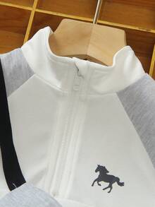 SHEIN 幼童兒童POLO衫短袖2件套，這是一套兒童服裝，整體淺米色，休閒風格，高領半拉鍊，兩側有黑色條紋裝飾，還附帶一個配套的斜挎小包，包包和衣服都有黑馬圖案。下身是慢跑褲，兩側同樣有黑色條紋，整套簡單時尚，適合日常穿著。 - 灰色 - 查看 3