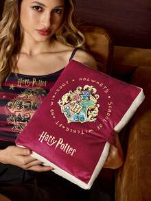 HARRY POTTER X SHEIN 1個書本造型抱枕，劇情印花，書包形狀，適合沙發、房間、汽車，柔軟抱枕 - 紅色 - 查看 3