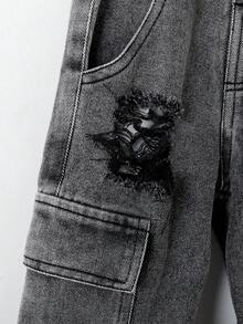 SHEIN Genkimix Kids 男童牛仔長褲，工裝破洞牛仔褲，四季皆宜，街頭風休閒，淺藍色水洗牛仔，多口袋工裝設計，撕裂破洞與鹽洗處理，寬鬆直筒版型，舒適柔軟細棉牛仔面料，百搭日常穿著，可搭配圖案T恤與休閒運動鞋，適合日常上學、朋友聚會、外出等 - 灰色 - 查看 7