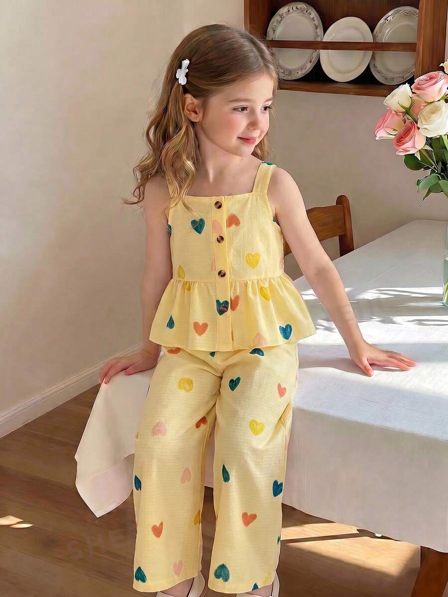SHEIN Genkimix Kids 歐美風少女夏季愛心印花細肩帶上衣 + 寬腿長褲兩件組,泡泡棉紋理面料,親膚舒適,甜美可愛,適合4-7歲女孩,適合戶外玩耍 - 黃色 - 查看 1
