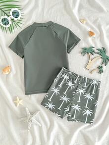 Cozy Pixies 兒童小男孩椰子樹印花圓領短袖上衣與休閒短褲泳裝套裝 - 綠色 - 查看 2