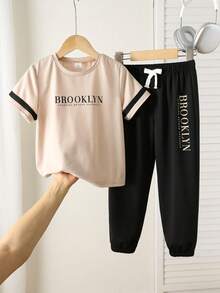 SHEIN 2件/組兒童青少年男孩休閒百搭印花圖案混搭粗細羅紋圓領短袖T恤與慢跑褲針織套裝，男孩服裝，運動長褲，男孩夏季服裝，套裝，校服上衣，返校服裝男孩，黑色圖案T恤，秋季長褲 - 彩色 - 查看 4