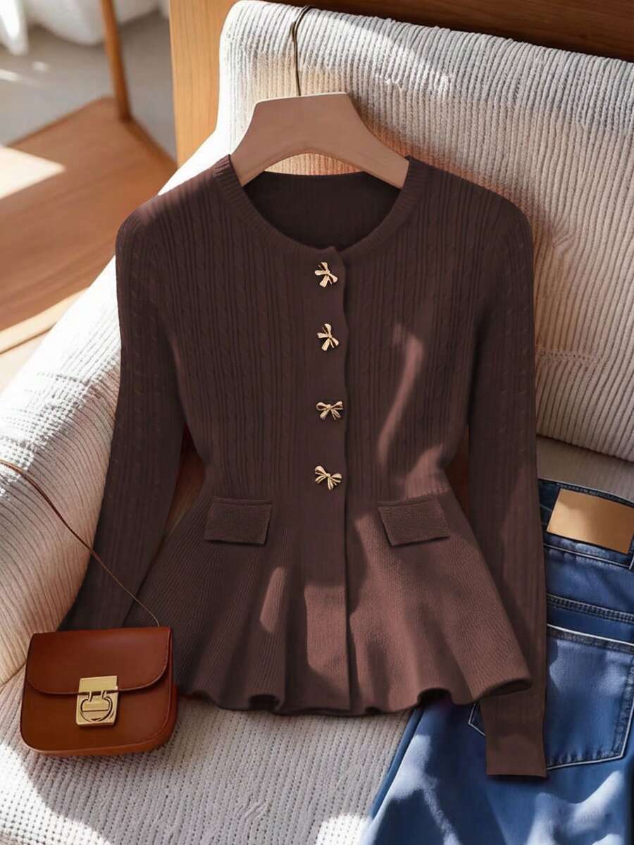 GlowEve 优雅别致简约镂空圆领长袖荷叶边下摆口袋金属蝴蝶结纽扣扭结纹理毛衣,女士秋冬款 - 咖啡棕 - 查看 1