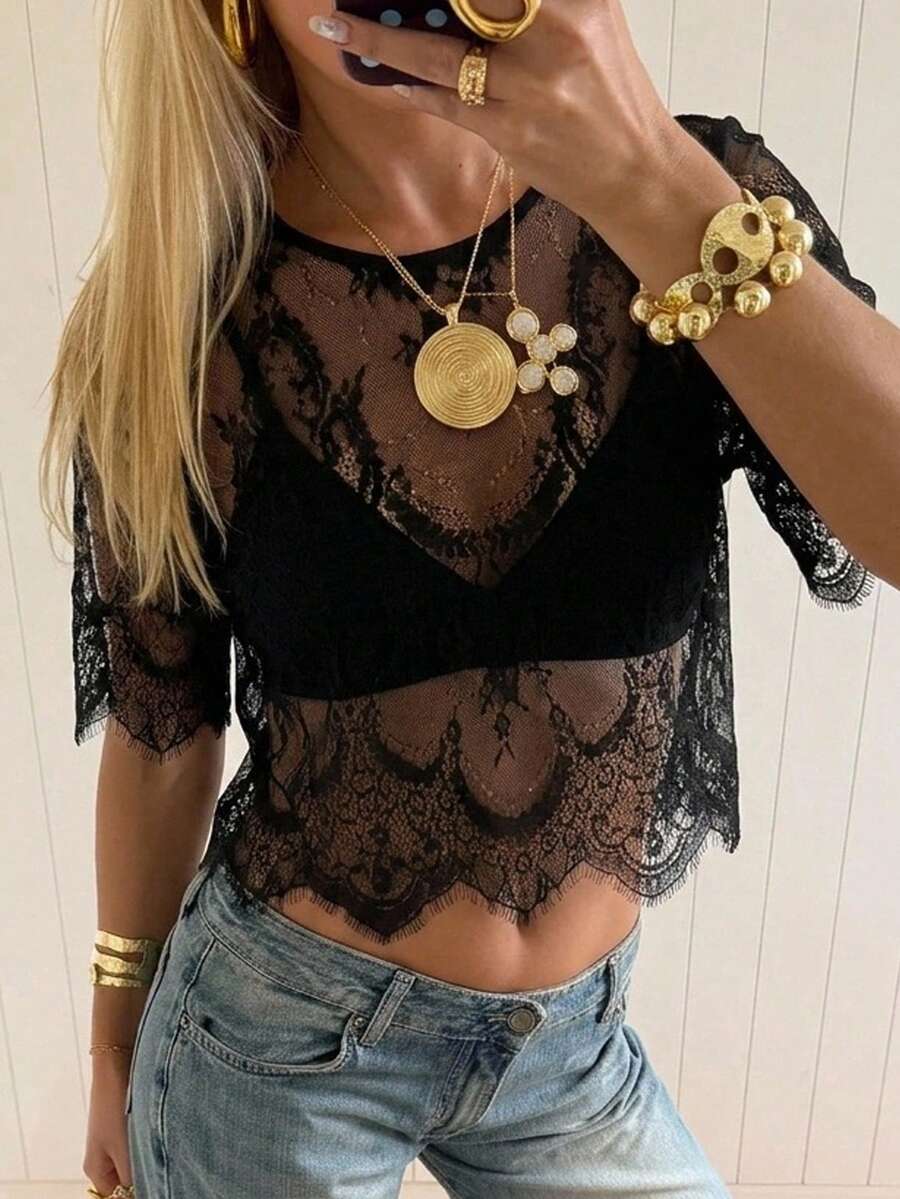 Lavishia 女款花卉蕾絲圓領短袖透視性感上衣 - 黑色 - 查看 1