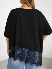 SHEIN CURVE+ 大尺碼純色圓領短袖蕾絲拼接寬鬆T恤，夏季女款休閒端莊優雅，黑色，適合正式早午餐 - 黑色 - 查看 3