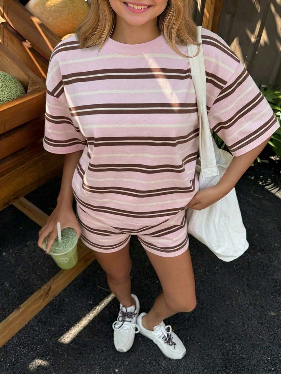 SHEIN 青少年女孩休閒不對稱條紋印花圓領短袖T恤與條紋短褲兩件套,適合春夏度假 - 淺粉色 - 查看 1