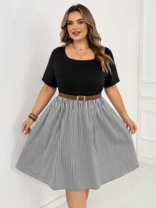 SHEIN CURVE+ Damen-Sommerkleid in großen Größen, lässig, traditionell, Vintage, für den Urlaub, schwarz-weiß Muster, mit quadratischem Ausschnitt, kurzen Ärmeln und geraffter Taille, formell - Schwarz und Weiss - Übersicht 9