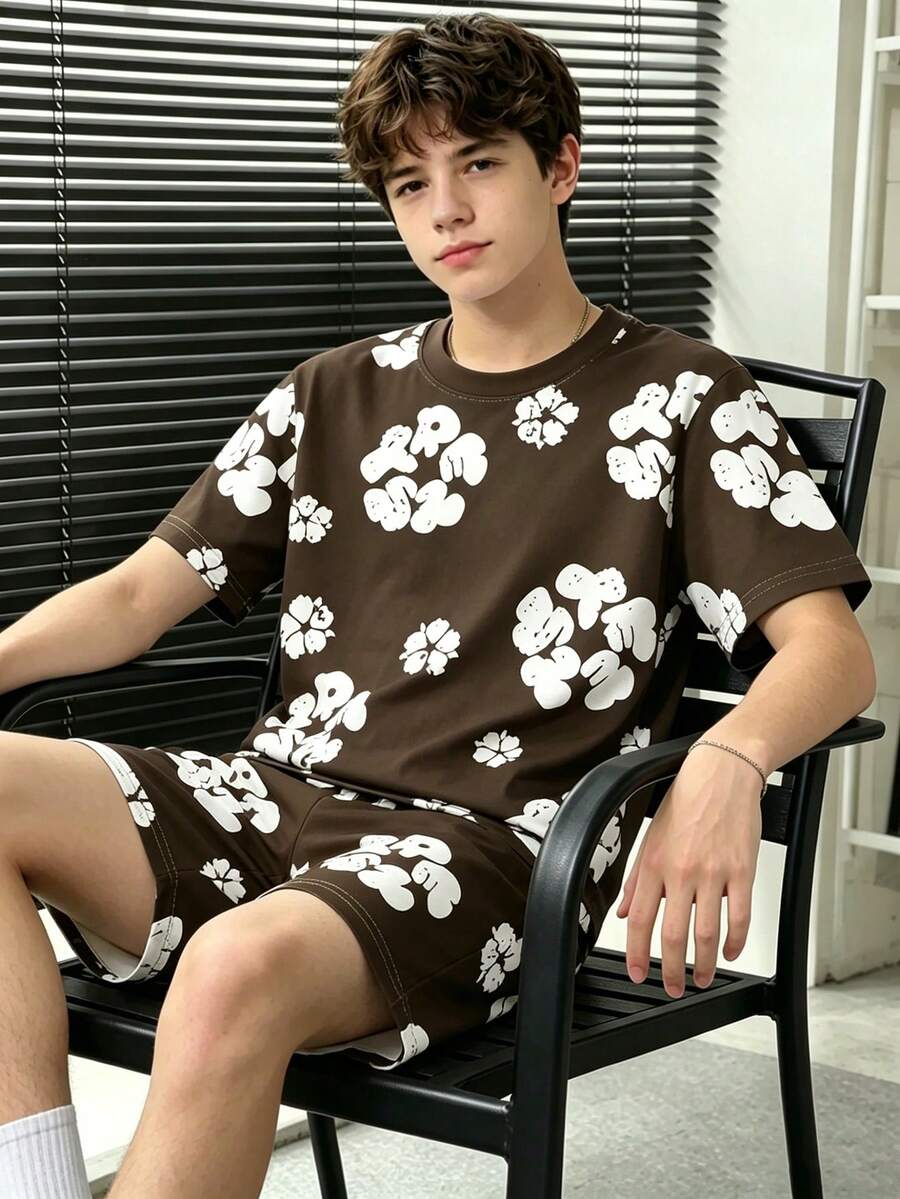 1套春夏季男童套裝，復古棕色調白色花卉印花，低調卻吸睛，休閒舒適且百搭，輕鬆打造夏季造型。多穿搭設計適用於各種場合，無論是日常、校園還是度假出行，輕鬆駕馭，讓男孩成為焦點。