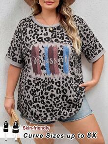 SHEIN CURVE+ 大尺碼女款豹紋字母圖案T恤，修身版型，Hoho度假風 - 淺灰色 - 查看 1