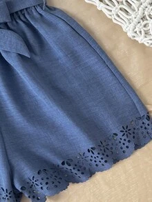 SHEIN 青少年女孩 2 件套 春夏新款 白色 U 領無袖背心上衣搭配藍色竹纖維亞麻蝴蝶結裝飾鏤空紙袋短褲套裝 - 藍白色 - 查看 5