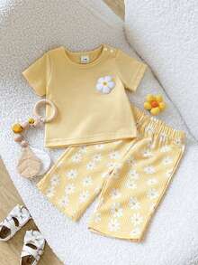 SHEIN Playful Pals 新生兒2件組圓領黃色短袖上衣配花卉刺繡貼片與彈性腰帶小雛菊印花長褲，田園度假鄉村風舒適柔軟，適合休閒外出與玩耍，可愛百搭套裝 - 黃色 - 查看 3