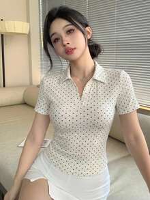 DAZY 女款夏季白色 Polo 衫，黑色波點滿版印花，短袖，翻領，休閒通勤街頭運動 T 恤 - 白色 - 查看 5