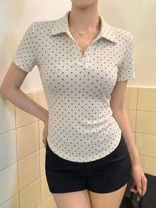 DAZY 女款夏季白色 Polo 衫，黑色波點滿版印花，短袖，翻領，休閒通勤街頭運動 T 恤 - 白色 - 查看 6