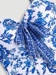 Sweetra CURVE Baju Renang Terusan Wanita Ukuran Besar Motif Bunga dengan Simpul di Depan, Model Camisole untuk Liburan Pantai Musim Panas - Blue and White - View 3