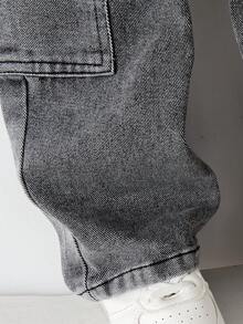 SHEIN Genkimix Kids 男童牛仔長褲，工裝破洞牛仔褲，四季皆宜，街頭風休閒，淺藍色水洗牛仔，多口袋工裝設計，撕裂破洞與鹽洗處理，寬鬆直筒版型，舒適柔軟細棉牛仔面料，百搭日常穿著，可搭配圖案T恤與休閒運動鞋，適合日常上學、朋友聚會、外出等 - 灰色 - 查看 3