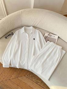 SHEIN EZwear 100%纯棉女士杏色梭织刺绣骑士长袖衬衫和裤子休闲套装，适合日常街头穿着、夏季上衣、通勤、约会、聚会、秋冬夏三季、圣诞节、新年、感恩节、派对、婚礼、海滩、毕业典礼、时尚、优雅、休闲、外出、约会、预订、通勤、闪亮、情人节、优雅、度假、休闲、Y2K、外出、毕业典礼等场合。 - 白色 - 查看 5