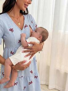 SHEIN 孕妇休闲条纹蝴蝶结印花V领荷叶边短袖哺乳连衣裙，适合海滩和度假穿着 - 藍白色 - 查看 3