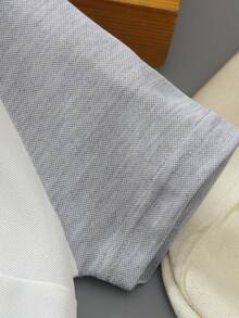 SHEIN 幼童兒童POLO衫短袖2件套，這是一套兒童服裝，整體淺米色，休閒風格，高領半拉鍊，兩側有黑色條紋裝飾，還附帶一個配套的斜挎小包，包包和衣服都有黑馬圖案。下身是慢跑褲，兩側同樣有黑色條紋，整套簡單時尚，適合日常穿著。 - 灰色 - 查看 5