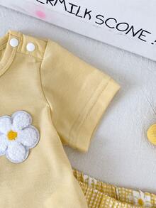 SHEIN Playful Pals 新生兒2件組圓領黃色短袖上衣配花卉刺繡貼片與彈性腰帶小雛菊印花長褲，田園度假鄉村風舒適柔軟，適合休閒外出與玩耍，可愛百搭套裝 - 黃色 - 查看 6