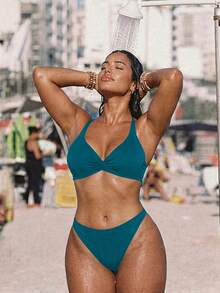SHEIN Swim 大尺碼女款夏季純色扭結深V領比基尼上衣，極簡柔美性感聚攏設計，可調節肩帶，青色海灘風 - 水鴨藍 - 查看 1
