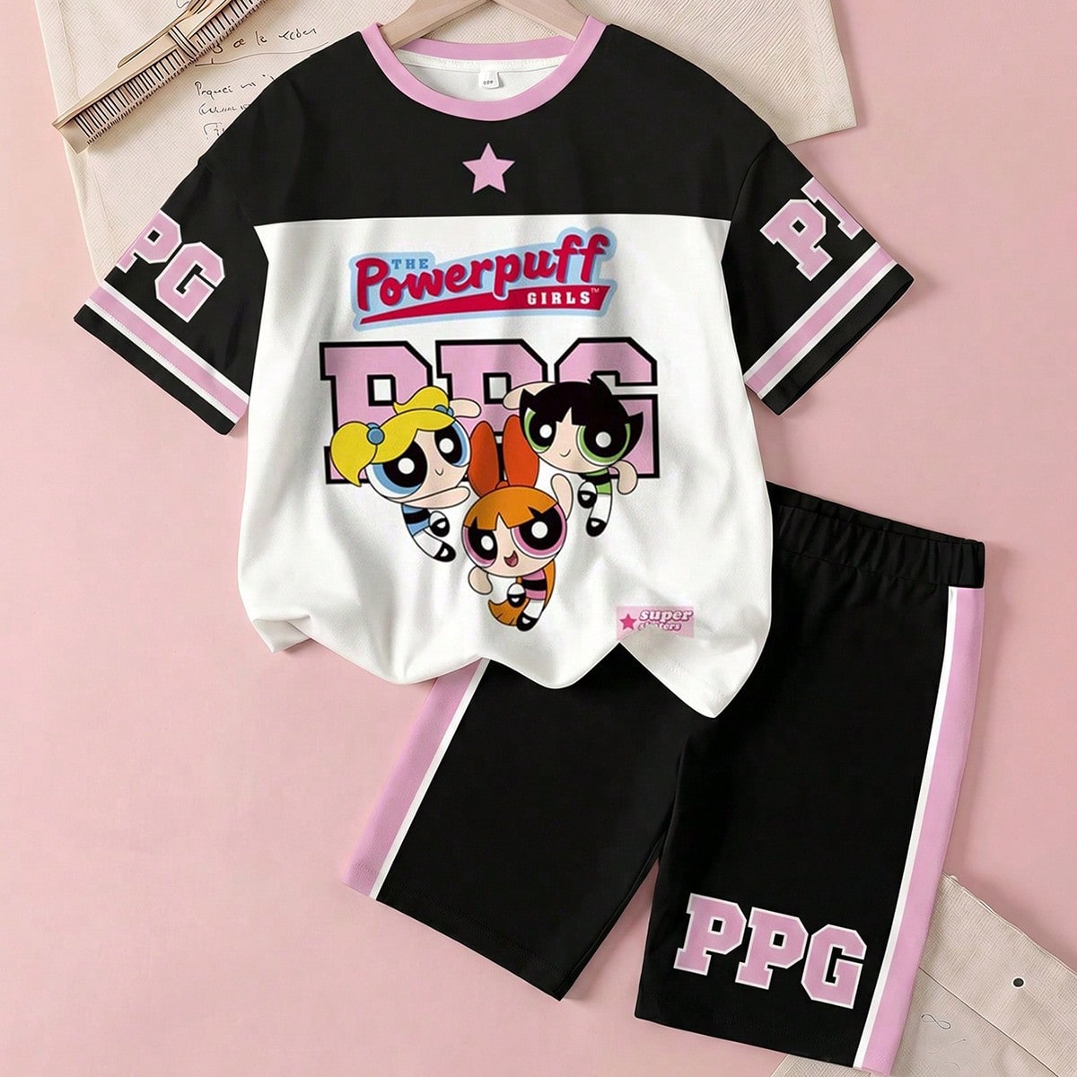 Conjunto de camiseta y pantalones cortos de verano con estampado de dibujos animados y bloques de color para niñas preadolescentes