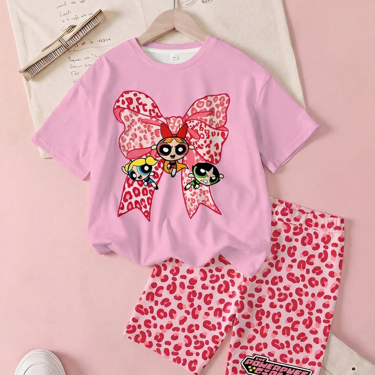 Conjunto de camiseta de manga corta con estampado de mariposa y shorts con estampado de leopardo para niña