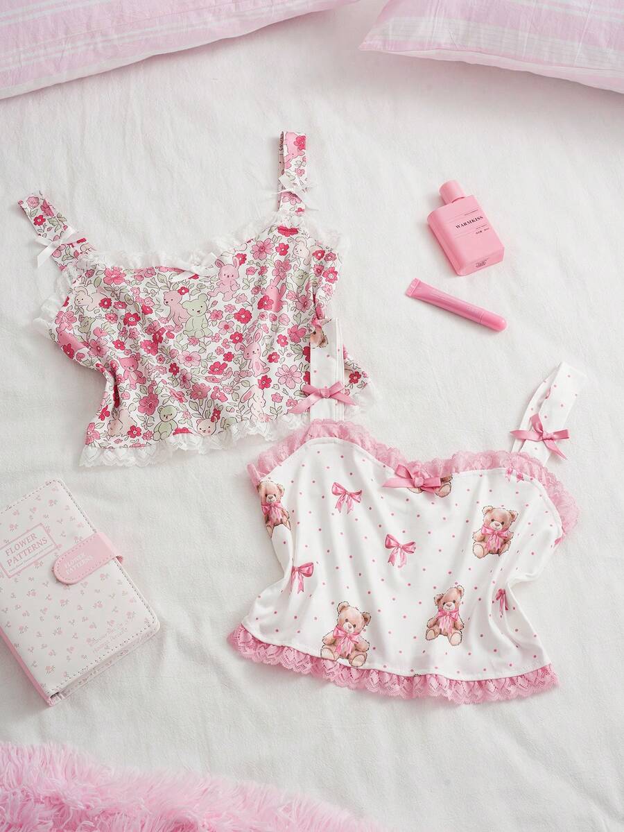 SweetSlumber Süßes niedliches Y2K Cartoon Bär Schleife Ditsy Blumen Spitze Patchwork figurbetontes Camisole Crop Top 2er Set Damen Pyjama Oberteil - Verschiedenfarbig - Übersicht 1