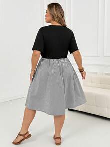 SHEIN CURVE+ Damen-Sommerkleid in großen Größen, lässig, traditionell, Vintage, für den Urlaub, schwarz-weiß Muster, mit quadratischem Ausschnitt, kurzen Ärmeln und geraffter Taille, formell - Schwarz und Weiss - Übersicht 2