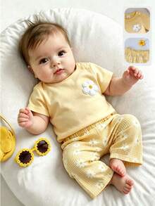 SHEIN Playful Pals 新生兒2件組圓領黃色短袖上衣配花卉刺繡貼片與彈性腰帶小雛菊印花長褲，田園度假鄉村風舒適柔軟，適合休閒外出與玩耍，可愛百搭套裝 - 黃色 - 查看 8