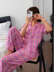 Napfluff Conjunto de pijama para mujer con estampado de cuadros rosas y pequeños corazones, solapa y manga corta, pantalones largos - Rosa - Ver 1
