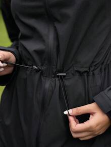 In My Nature 女款拉鍊門襟口袋抽繩長袖連帽戶外防風外套 - 黑色 - 查看 6