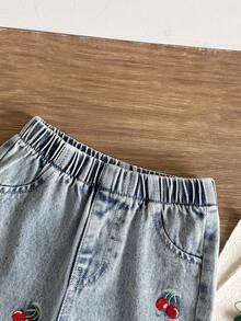 SHEIN 女嬰春夏季休閒T恤套裝，白色純色針織面料，正面飾有刺繡蝴蝶結，搭配藍色牛仔褲，2件套，適合日常、外出、派對、度假及其他場合 - 紅色 - 查看 7