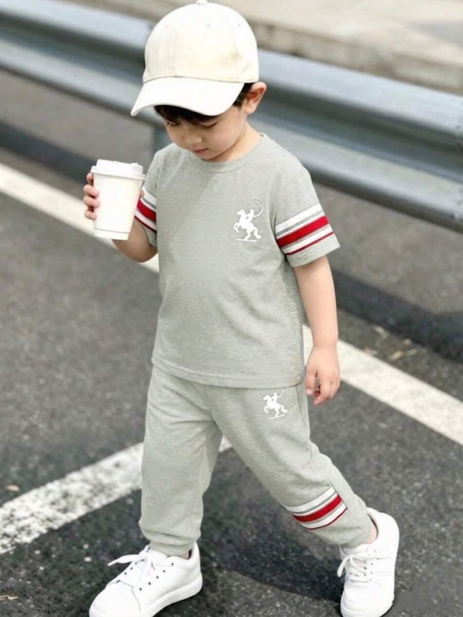 SHEIN Bộ quần áo bé trai phong cách mới in logo, áo ngắn tay & quần dài, phong cách xuân hè, dễ mặc thoải mái, áo thun bé trai thời trang, đồ mặc thường ngày, quần áo in họa tiết trẻ em, áo thun xuân hè, kiểu mới, phong cách chill, đi chơi mùa hè, tựu trường, hoạt động ngoài trời, tiệc tùng, dã ngoại, chụp ảnh đường phố, trường học, lễ hội, làm quà tặng - Nhiều màu - Xem 1
