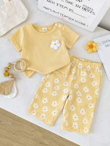 SHEIN Playful Pals 新生兒2件組圓領黃色短袖上衣配花卉刺繡貼片與彈性腰帶小雛菊印花長褲，田園度假鄉村風舒適柔軟，適合休閒外出與玩耍，可愛百搭套裝 - 黃色 - 查看 4