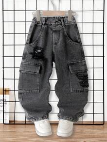 SHEIN Genkimix Kids 男童牛仔長褲，工裝破洞牛仔褲，四季皆宜，街頭風休閒，淺藍色水洗牛仔，多口袋工裝設計，撕裂破洞與鹽洗處理，寬鬆直筒版型，舒適柔軟細棉牛仔面料，百搭日常穿著，可搭配圖案T恤與休閒運動鞋，適合日常上學、朋友聚會、外出等 - 灰色 - 查看 1