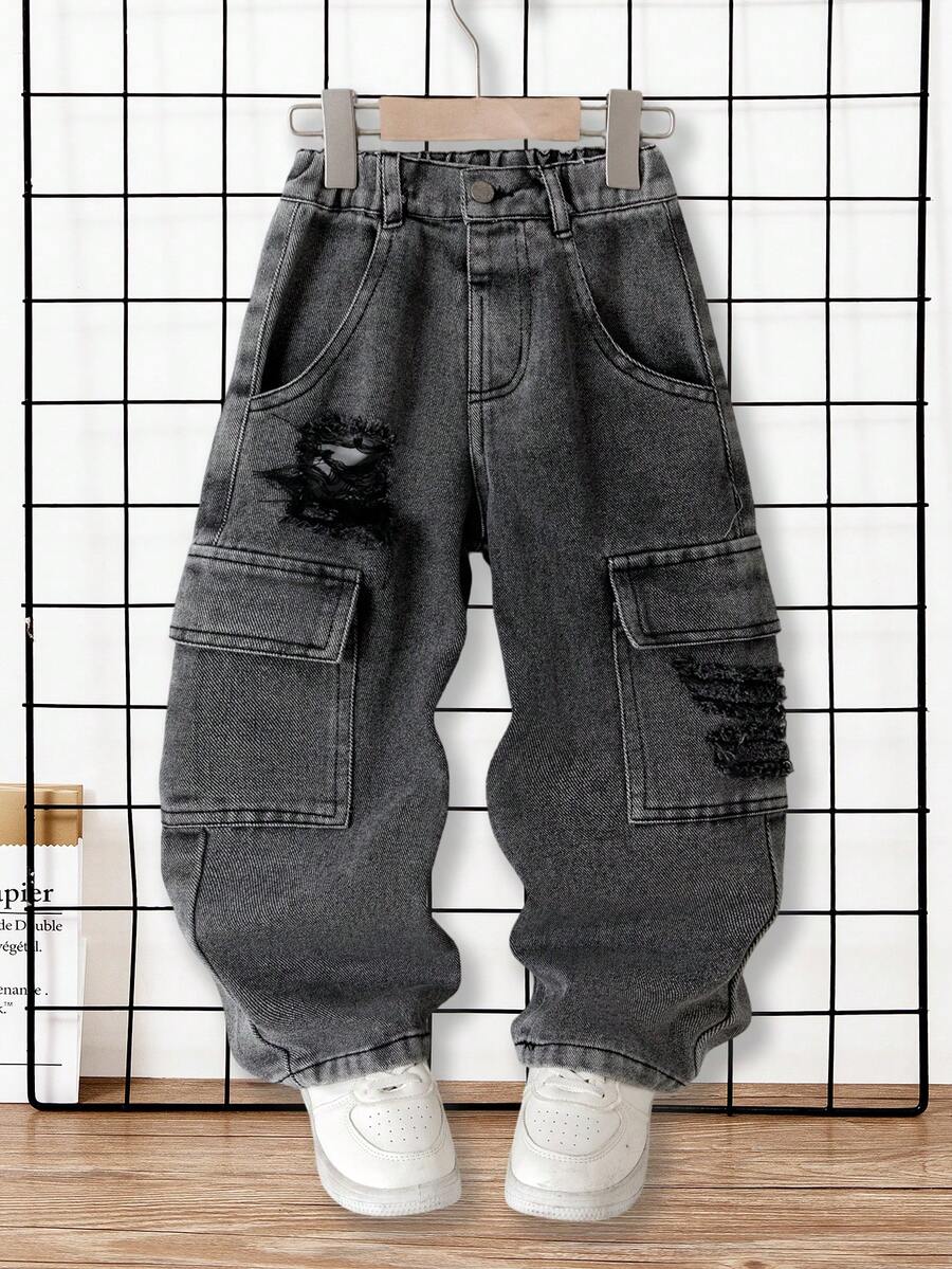 SHEIN Genkimix Kids 男童牛仔長褲,工裝破洞牛仔褲,四季皆宜,街頭風休閒,淺藍色水洗牛仔,多口袋工裝設計,撕裂破洞與鹽洗處理,寬鬆直筒版型,舒適柔軟細棉牛仔面料,百搭日常穿著,可搭配圖案T恤與休閒運動鞋,適合日常上學、朋友聚會、外出等 - 灰色 - 查看 1