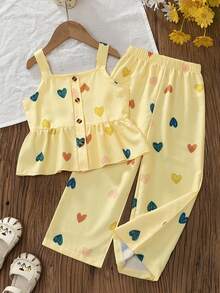 SHEIN Genkimix Kids 歐美風少女夏季愛心印花細肩帶上衣 + 寬腿長褲兩件組，泡泡棉紋理面料，親膚舒適，甜美可愛，適合4-7歲女孩，適合戶外玩耍 - 黃色 - 查看 3