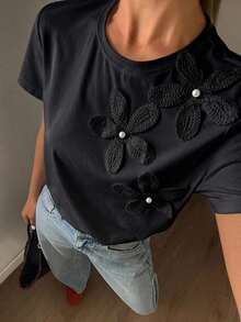 DAZY Camiseta Cropped Feminina de Verão com Gola Redonda, Decoração de Flor 3D, Casual Urbana, Pullover - Preto - Visão 3
