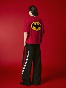 BATMAN X SHEIN STYNVO 男士休閒蝙蝠刺繡T恤，夏季，度假 - 紅色 - 查看 3