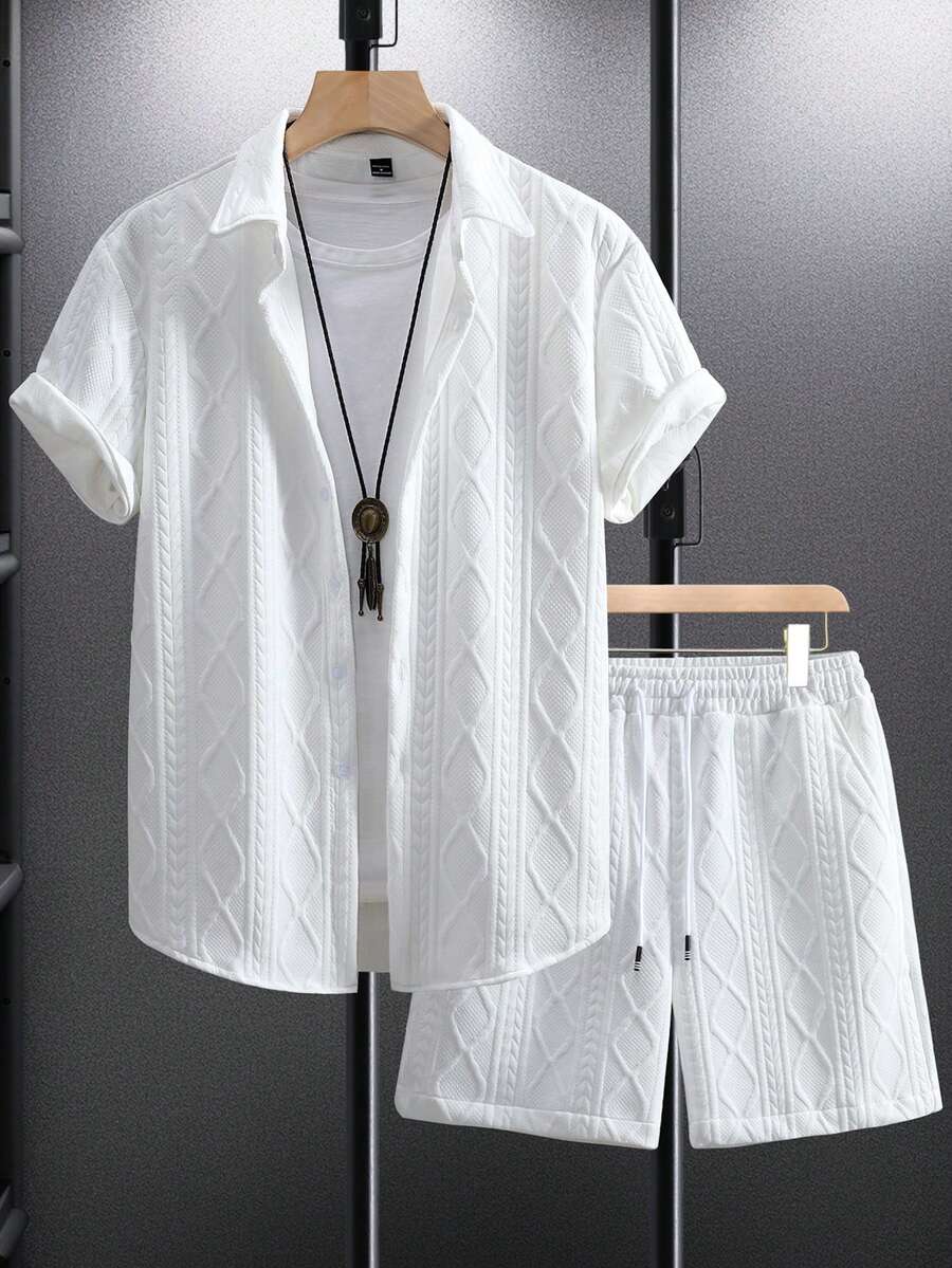 Manfinity Homme 男士度假休闲风,INS风短袖衬衫短裤套装,黑色底色,饰以向日葵提花和亮片设计,时尚百搭。弹性腰带提升穿着舒适度,尽显法式休闲浪漫风情。这套服装非常适合夏威夷海滩度假、音乐节以及日常穿着,是送给男友或老公的绝佳礼物。男士短袖衬衫套装,时尚夏季之选,男士短裤套装,男士两件套,男士短裤两件套 - 白色 - 查看 1