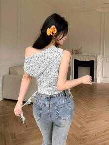 Modelyn 黃色碎花不對稱肩褶皺荷葉邊極簡性感度假風女上衣 - 白色 - 查看 2