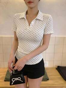 DAZY 女款夏季白色 Polo 衫，黑色波點滿版印花，短袖，翻領，休閒通勤街頭運動 T 恤 - 白色 - 查看 8