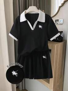 SHEIN 青少年女孩黑白拼色 Polo 套裝，青春活力風，精緻小馬 Logo 印花，領口 V 領設計，收腰上衣 + 短褲 2 件套，免搭配直接穿，適合運動、上學、日常出遊，充滿活力，夏季必備百搭風格，輕鬆穿出活力少女風！ - 黑色 - 查看 8