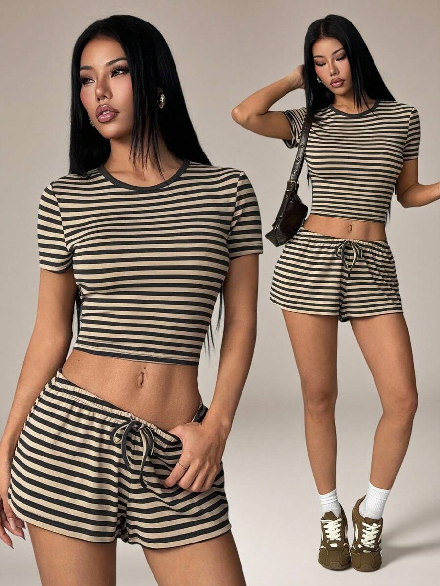 SHEIN PETITE 條紋針織短袖上衣 & 條紋短褲,女款休閒套裝,外出穿搭組,夏季女裝 - 彩色 - 查看 1