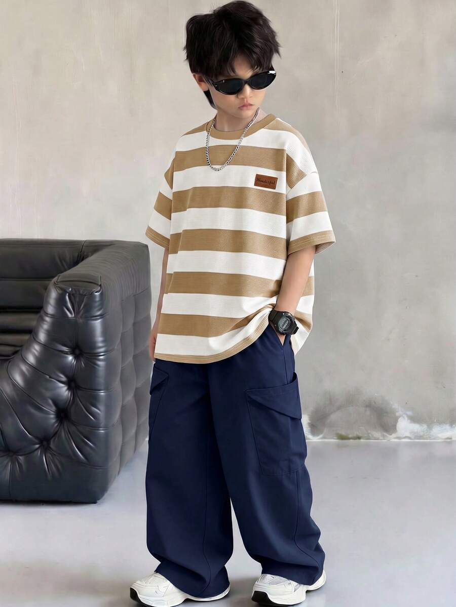 SHEIN Little Byeori 2件組兒童青少年男童休閒舒適條紋圓領套頭短袖寬鬆T恤與寬鬆貼袋直筒長褲套裝,適合春夏季、外出、情人節、約會、旅行、度假、聚會、開學、運動、生日派對 - 卡其色 - 查看 1