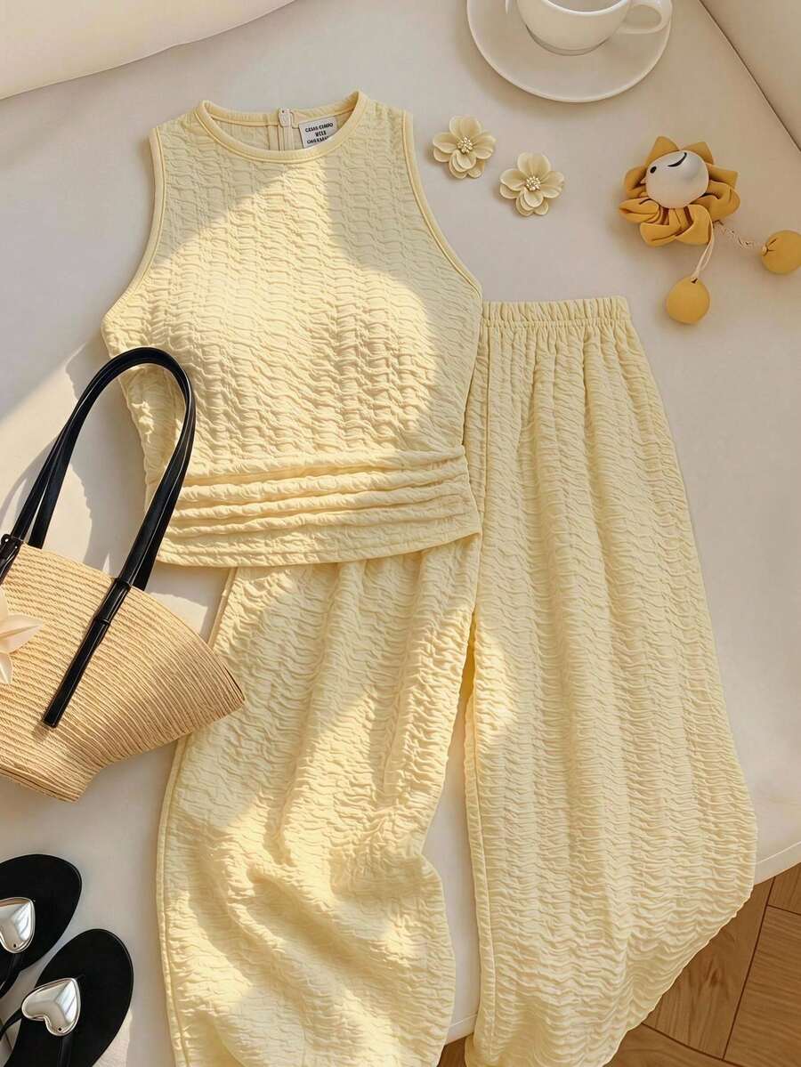 SHEIN Conjunto de top halter con volantes texturizados y pantalones casuales para niña preadolescente - Amarillo - Ver 1
