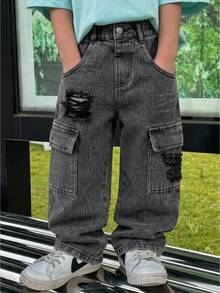 SHEIN Genkimix Kids 男童牛仔長褲，工裝破洞牛仔褲，四季皆宜，街頭風休閒，淺藍色水洗牛仔，多口袋工裝設計，撕裂破洞與鹽洗處理，寬鬆直筒版型，舒適柔軟細棉牛仔面料，百搭日常穿著，可搭配圖案T恤與休閒運動鞋，適合日常上學、朋友聚會、外出等 - 灰色 - 查看 5