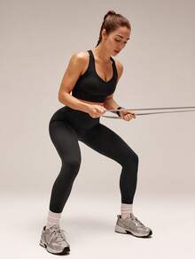 GLOWMODE Featherfit™- Esculpe El Sujetador Deportivo Con Cuello En V Y Tirantes De Aro. Soporte Medio. - Negro - Ver 8